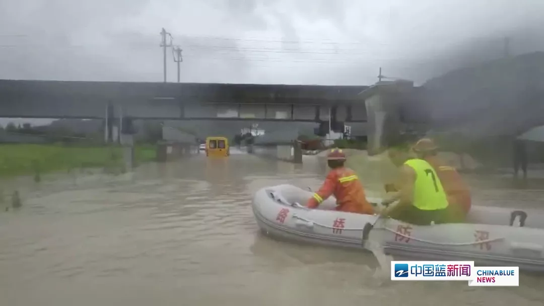 浙臺州1校車積水中被困 消防員迅速營救7名師生