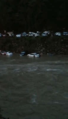 浙臺州1校車積水中被困 消防員迅速營救7名師生