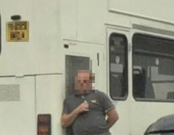 英國一校車司機對學生大聲訓斥中忘拉手剎，致校車從山上沿坡道向下滑行