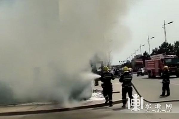 哈市一停開在路邊校車突然起火 無人員傷亡