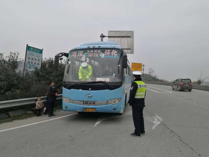 為了九曲十八彎山道上奔跑的校車的“零事故”----湖南省洪江市交警大隊校車安全管理有新招