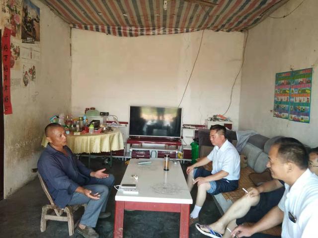 淅川縣倉房鎮中心校：接送孩子不再愁，扶貧校車到家門