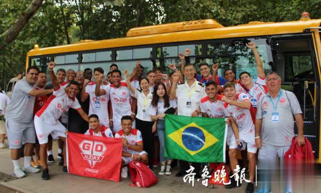 世界青少年足球賽青島開戰，溫馨校車助力