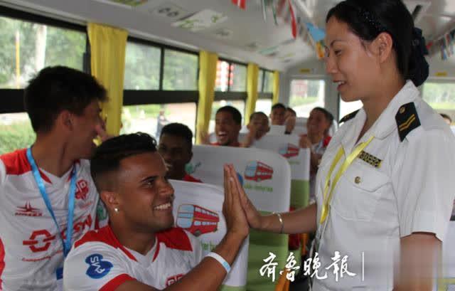 世界青少年足球賽青島開戰，溫馨校車助力