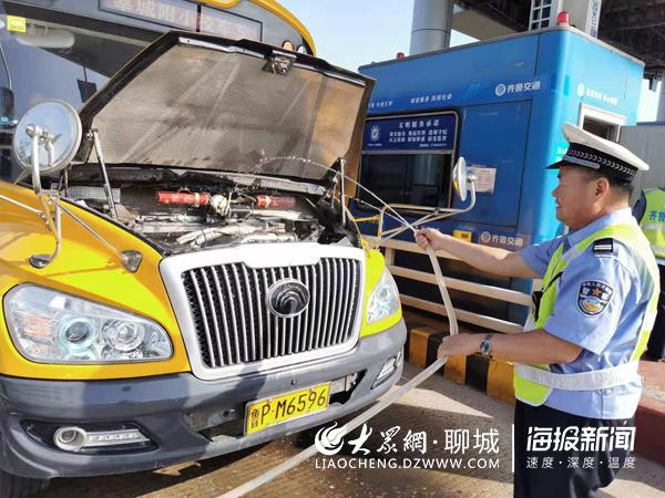 莘縣校車高速拋錨 茌平高速交警鼎力相助