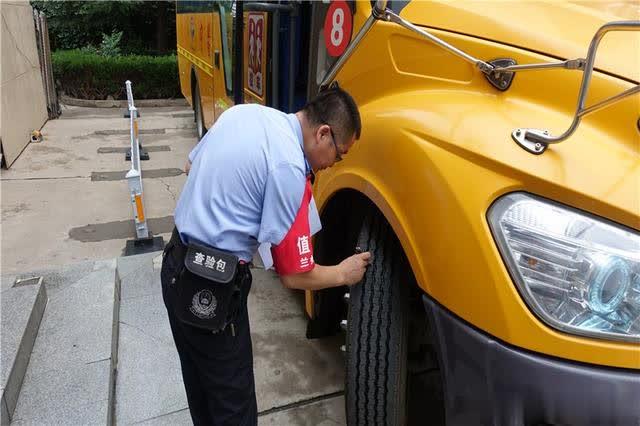 嚴把校車審驗關(guān)，護航學生上學路