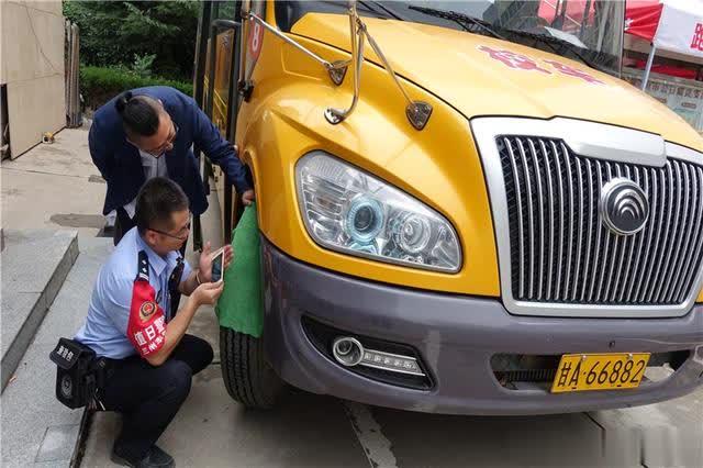 嚴把校車審驗關(guān)，護航學生上學路