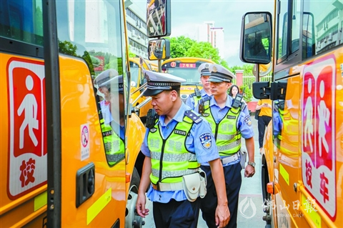 禪城交警校車護暢隊守護學子上學路