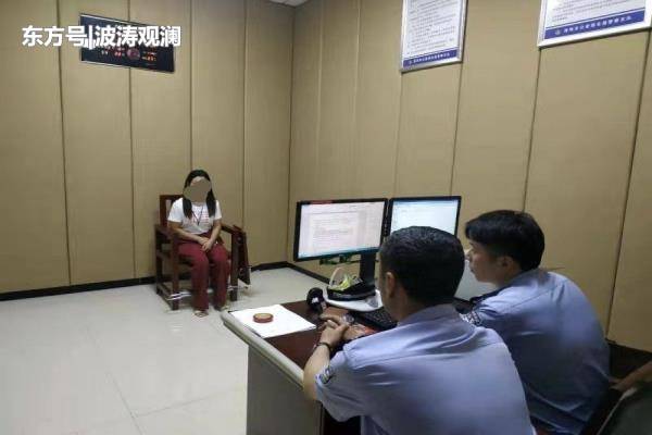 河南洛陽一嚴重超載“黑校車”被查