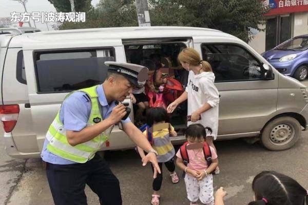 河南洛陽一嚴重超載“黑校車”被查