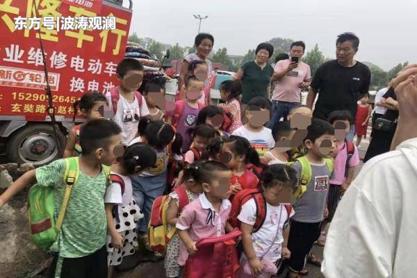 河南洛陽一嚴重超載“黑校車”被查