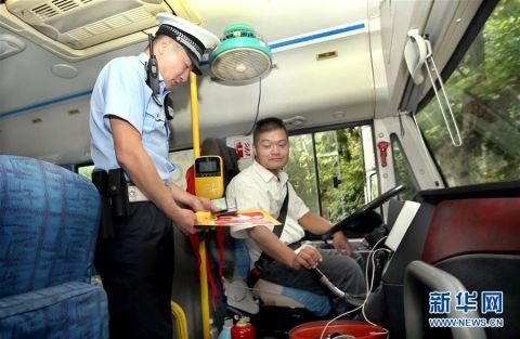 上海警方開展校車行駛安全檢查