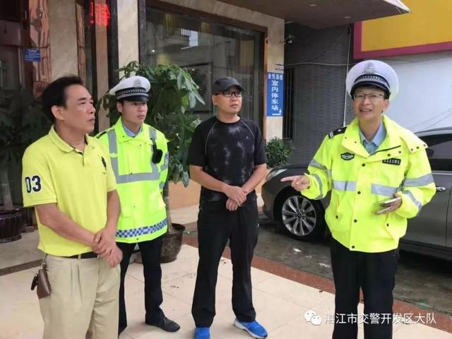 開學第一天 交警開展校車突擊檢查行動