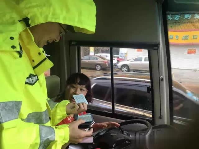 開學第一天 交警開展校車突擊檢查行動