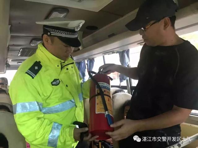 開學第一天 交警開展校車突擊檢查行動