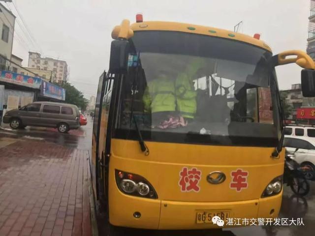 開學第一天 交警開展校車突擊檢查行動