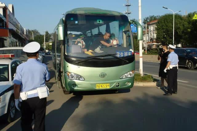 開學首日昌平區檢查校車和接送學生車輛，未發現車輛超員現象
