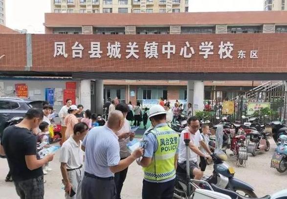 學生忙！家長忙！交警更忙！鳳臺交警開啟“護學”模式