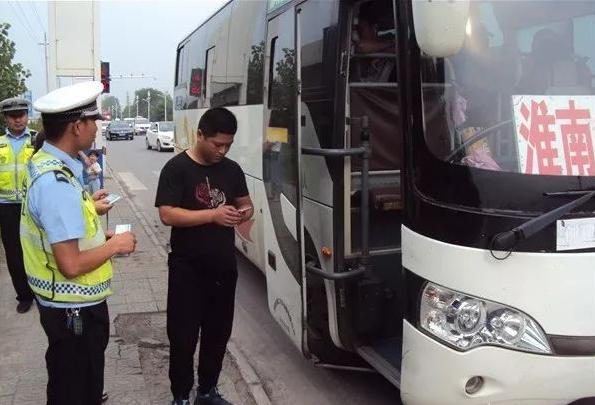 學生忙！家長忙！交警更忙！鳳臺交警開啟“護學”模式