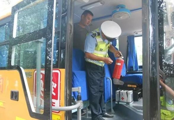 學生忙！家長忙！交警更忙！鳳臺交警開啟“護學”模式