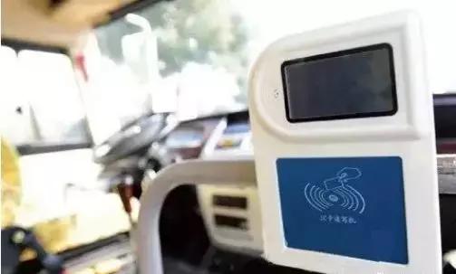 機(jī)智！湖北崇陽投用智慧校車：孩子遺忘在車上會自動報警