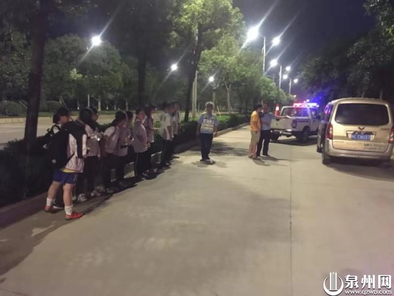 泉州一“黑校車”受家長委托接送學生 超員駕駛被查獲