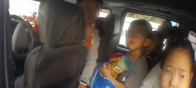 密密麻麻擠滿了孩子！保定放學路上一“校車”超員150%