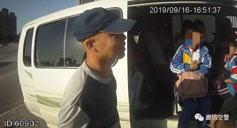 “黑校車”嚴(yán)重超員 三大隊(duì)交警及時(shí)查處守護(hù)學(xué)生平安
