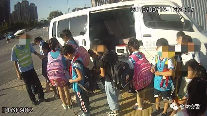 “黑校車”嚴(yán)重超員 三大隊(duì)交警及時(shí)查處守護(hù)學(xué)生平安