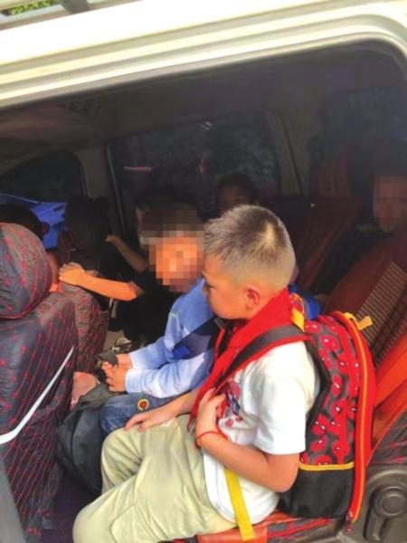 蘇州吳江“黑校車”潛伏在校門外 7座車硬塞了10人