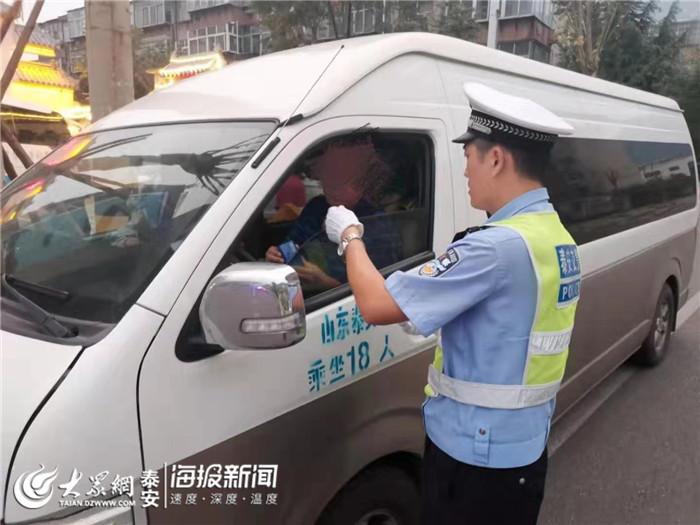 為學(xué)生鋪平上學(xué)“平安路”泰安交警查處6輛“黑校車”