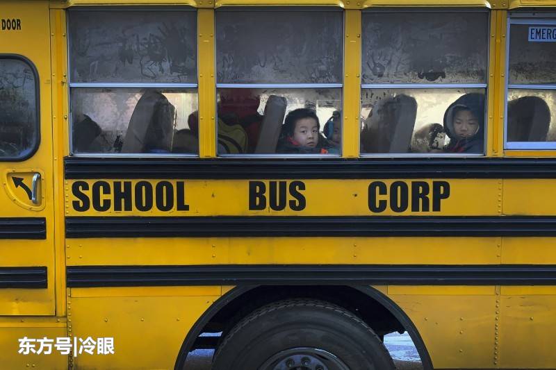 嚇人！美國校車女司機酒駕又連闖紅燈，還不準小孩下車