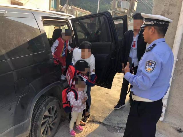 六枝交警查獲一起“黑”校車，罰款1萬記6分