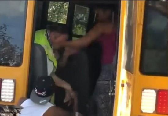 美一校車司機因孩子不守規(guī)矩停車遭家長毆打