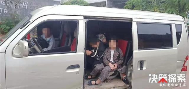 鄧州：桑莊派出所查獲一輛運(yùn)送幼兒的超載黑校車