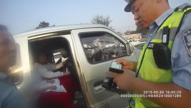 邯鄲交警查獲超員“黑校車” 駕駛?cè)嗣媾R高額罰金