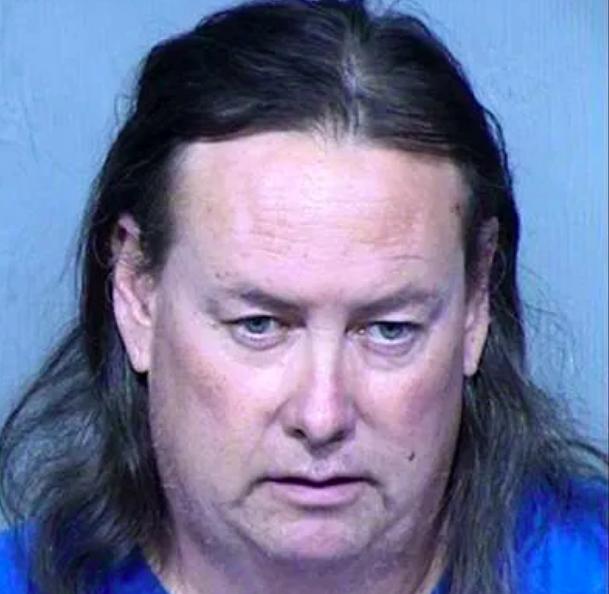 美國(guó)一校車司機(jī)被學(xué)生激怒，故意猛踩剎車讓孩子撞破擋風(fēng)玻璃