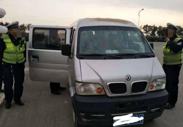 核載7人實載10人 一黑校車被東明交警罰款一萬余元