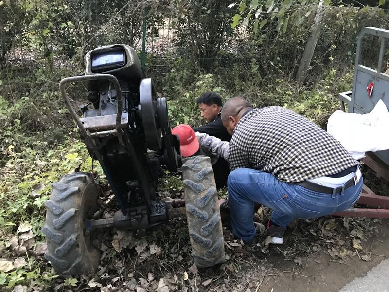 手扶拖拉機沖入深溝 校車駕駛員化身救援隊
