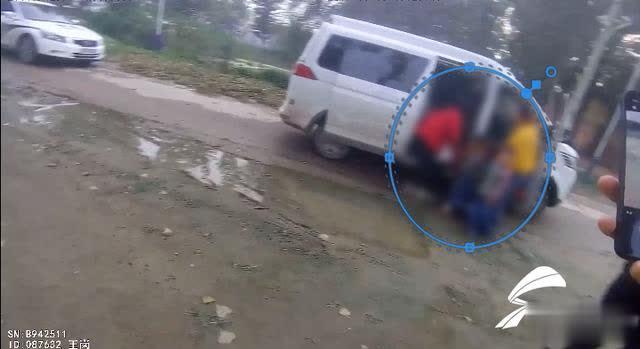 莘縣網友舉報幼兒園使用黑校車，交警果斷出擊，超載100%以上