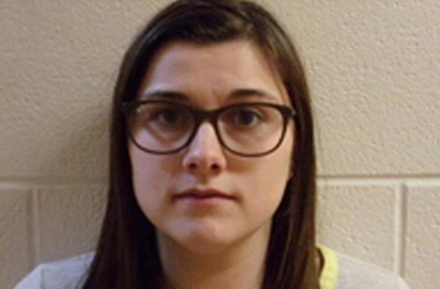 雙胞胎兄弟與姐姐過馬路去上學，被粗心女司機撞倒、全部身亡