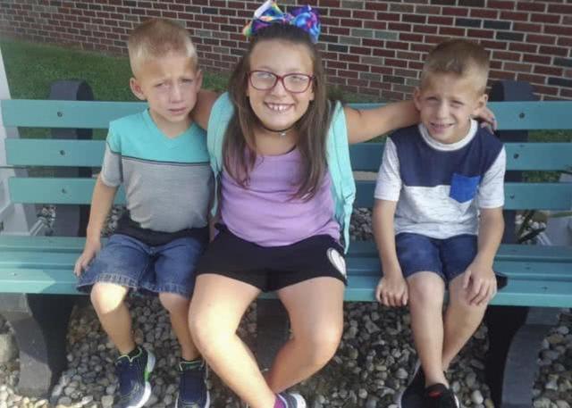 雙胞胎兄弟與姐姐過馬路去上學，被粗心女司機撞倒、全部身亡