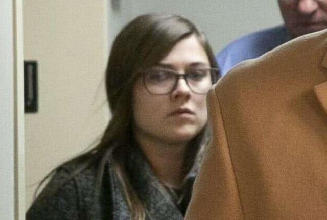 雙胞胎兄弟與姐姐過馬路去上學，被粗心女司機撞倒、全部身亡