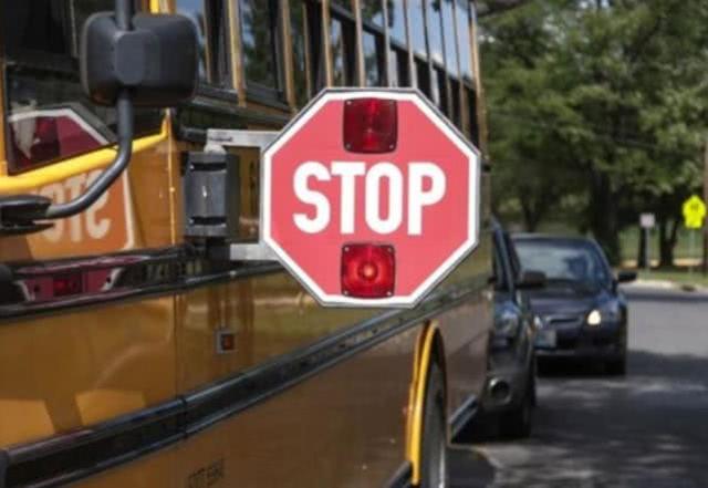 雙胞胎兄弟與姐姐過馬路去上學，被粗心女司機撞倒、全部身亡