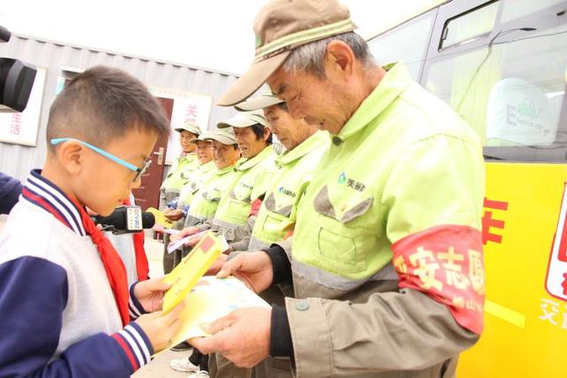 迎接環衛工人節，溫馨校車向“城市美容師”致敬