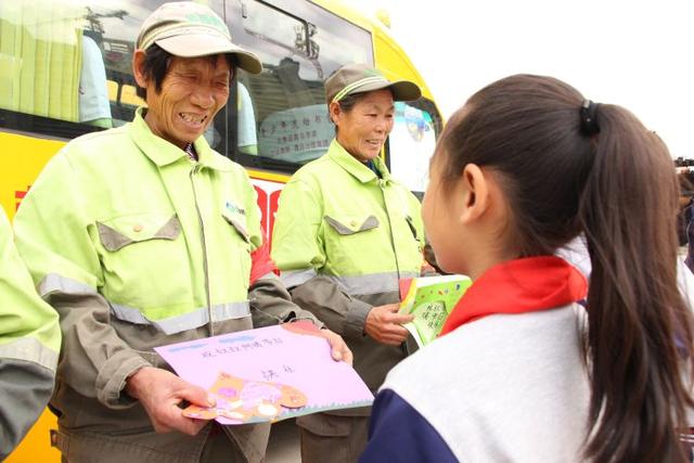 迎接環衛工人節，溫馨校車向“城市美容師”致敬