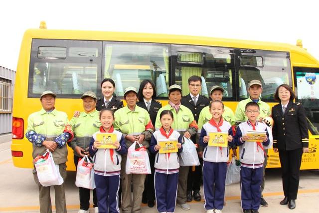 迎接環衛工人節，溫馨校車向“城市美容師”致敬