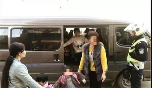 9座改裝“黑校車”居然硬塞14人 后排孩子直接坐在氣罐上