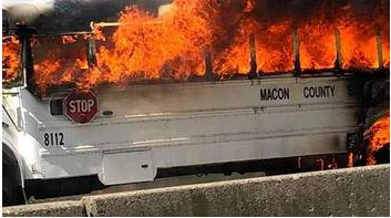 校車爆胎后劇烈燃燒，3位女教師冷靜應對，救活了全車人