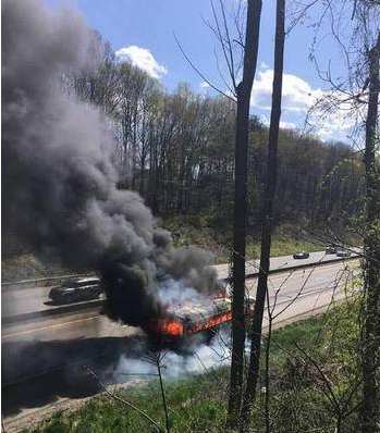 校車爆胎后劇烈燃燒，3位女教師冷靜應對，救活了全車人